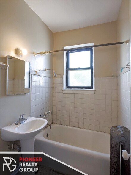 Building Photo - 4857 N Damen Ave