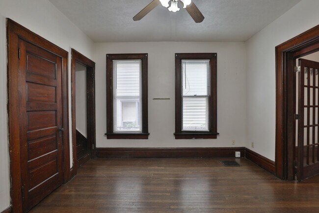 Building Photo - 4 Bedroom , 2 Bath Newly Renovated Townhouse - Right off of High St - FREE Washer / Dryer and Off...