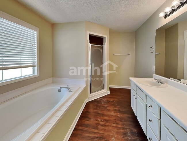 Building Photo - 212 Thorncrest