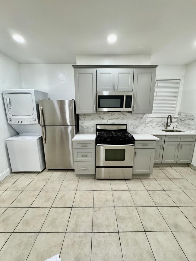 Building Photo - 204 Zabriskie St