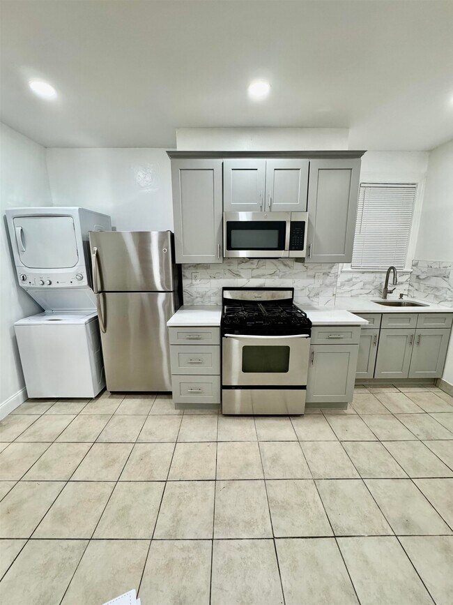 Primary Photo - 204 Zabriskie St
