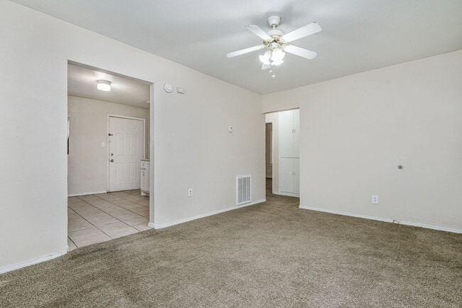 Building Photo - 819 N Apache St