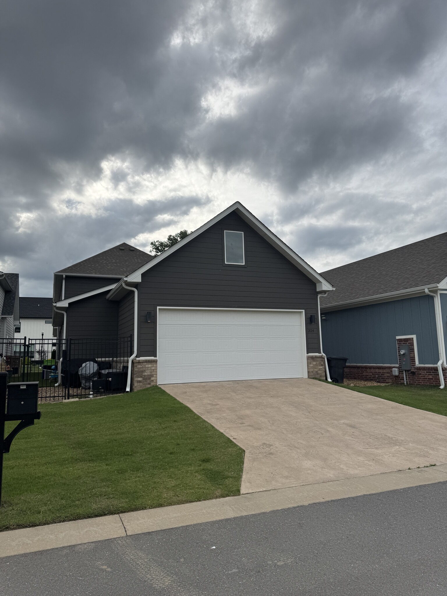 Building Photo - 324 Gardens Ln