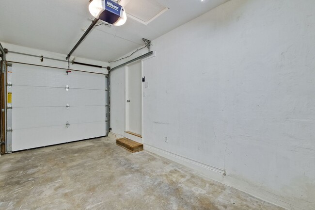 Building Photo - Duplex in Mountain View -  hardwood floors...