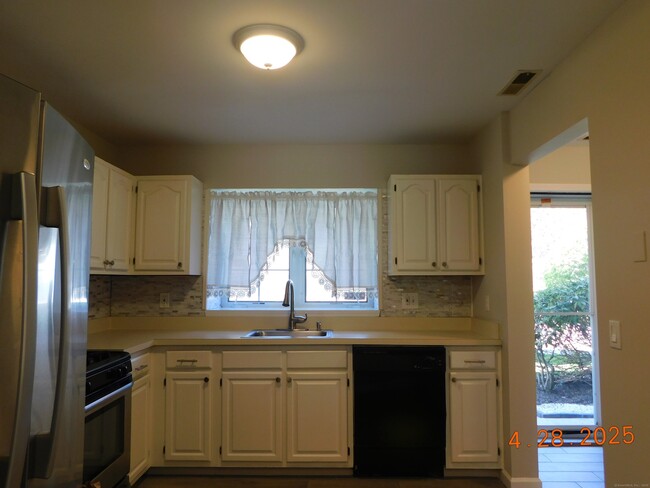 Building Photo - 41 Tamarack Ave