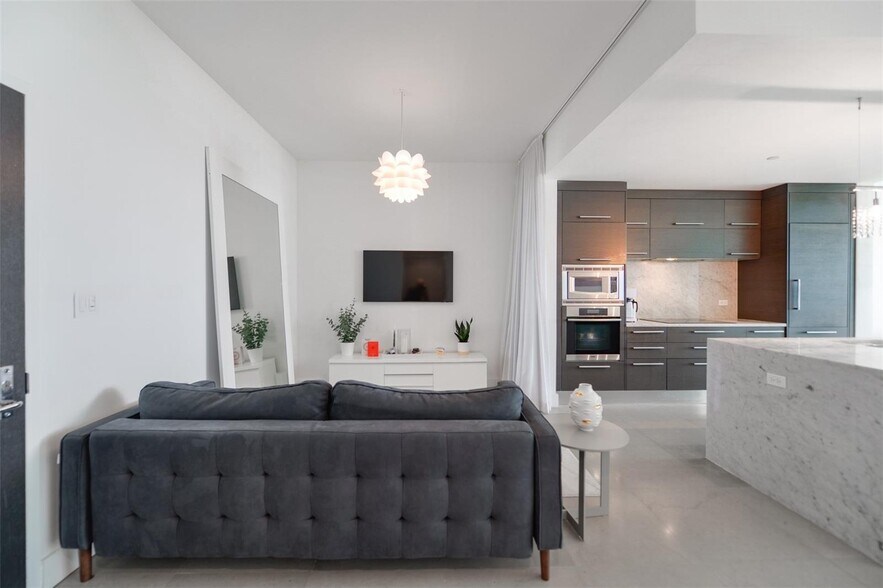 Building Photo - 900 Biscayne Blvd