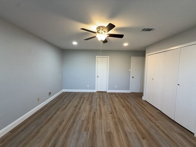 Building Photo - 8917 Vernon Dr