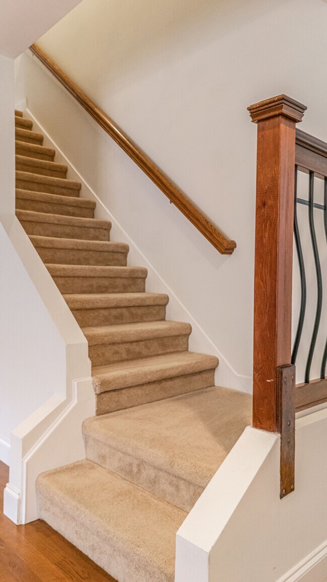 Building Photo - 401 Longwood Place