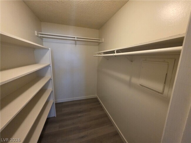Building Photo - 615 S Royal Crest Cir
