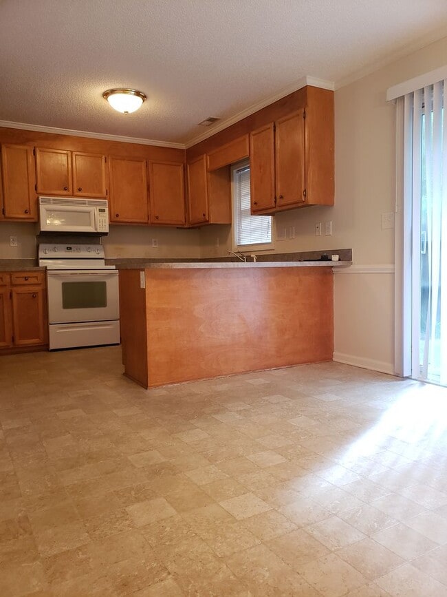 Building Photo - 2-bedroom, 2.5 bathroom townhome