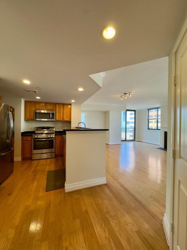 Building Photo - Spacious 2Beds/2baths Condo in the Heart o...