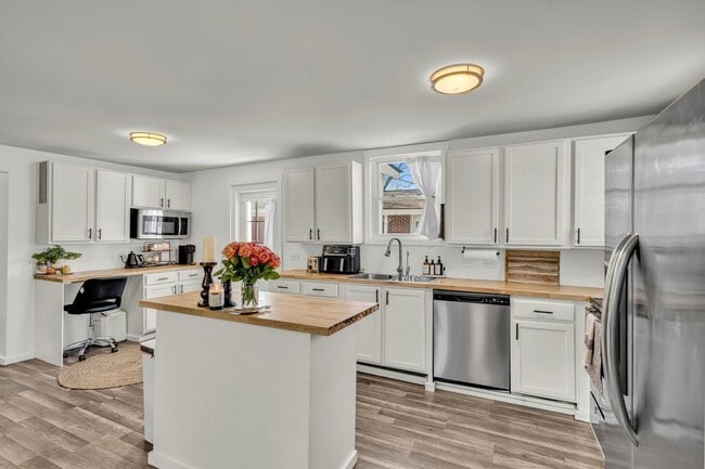 Building Photo - Charming Cottage with Modern Upgrades in Hanahan