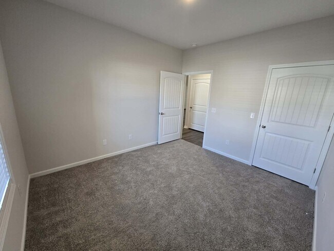 Building Photo - 966 Manitou Cir