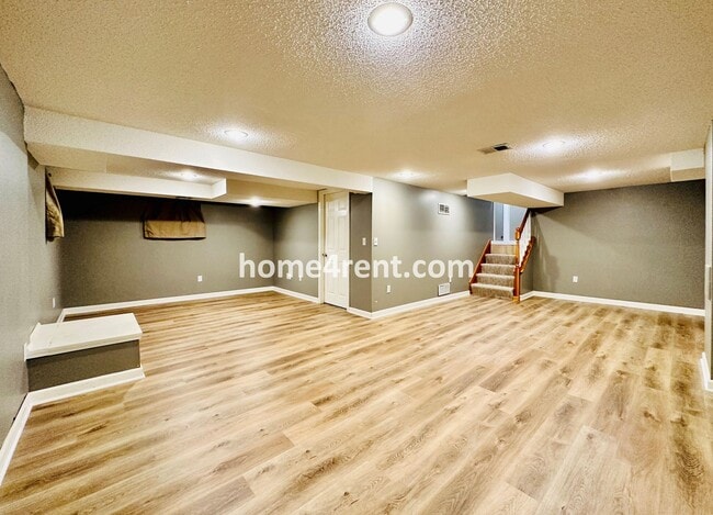 Building Photo - Three Bedroom Home in Overland Park w/ Wood Floors, Finished Basement, and a Fenced Yard!