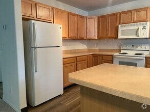 Building Photo - 2 bedroom, 2-1/2 bath condo - close to Mal...