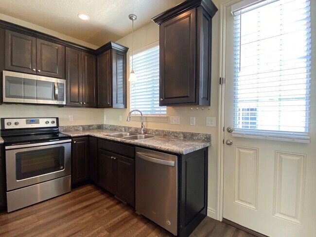 Building Photo - 2 Bed/1.5 Bath Townhouse in Provo