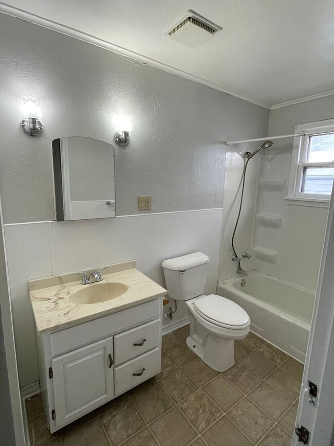 Building Photo - 2 Bedroom, 1 Bath Upstairs Unit for Rent