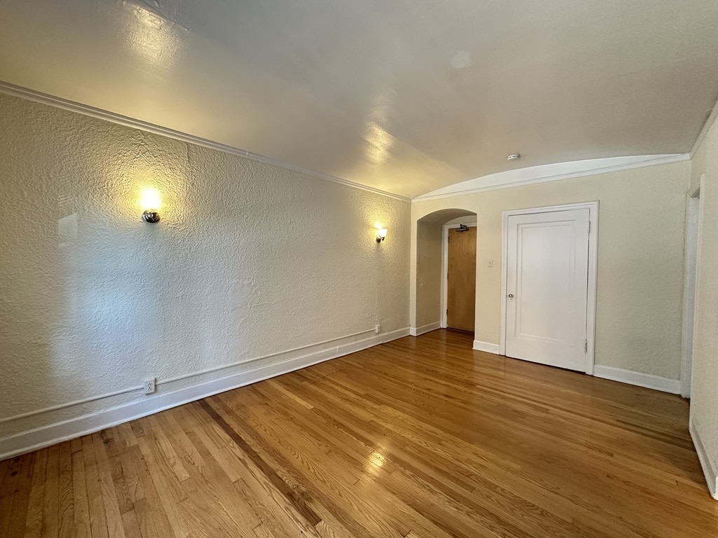 Building Photo - 566 W Arlington Pl