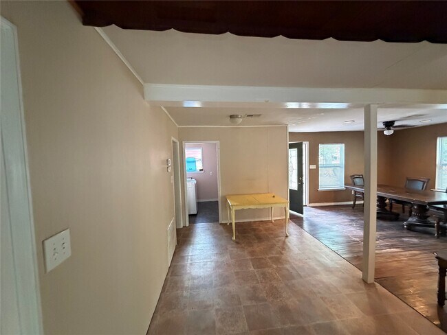 Building Photo - 303 Magnusson Ave