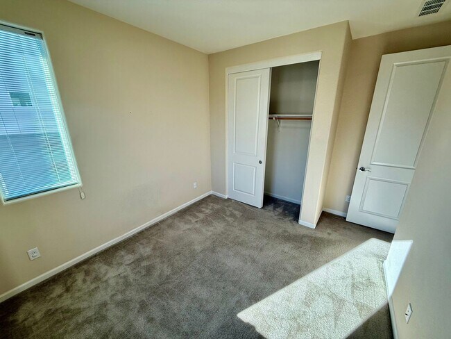 Building Photo - 4BD/3.5B Home in Dublin's Boulevard Community, a Stone's Throw Away From Persimmon and Hacienda!