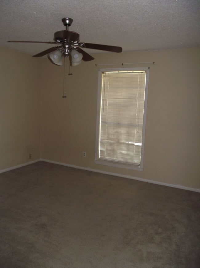 Building Photo - 105 Amelia Dr