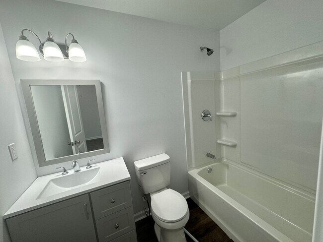 Building Photo - Gorgeous 3 bedroom 2 bathroom home