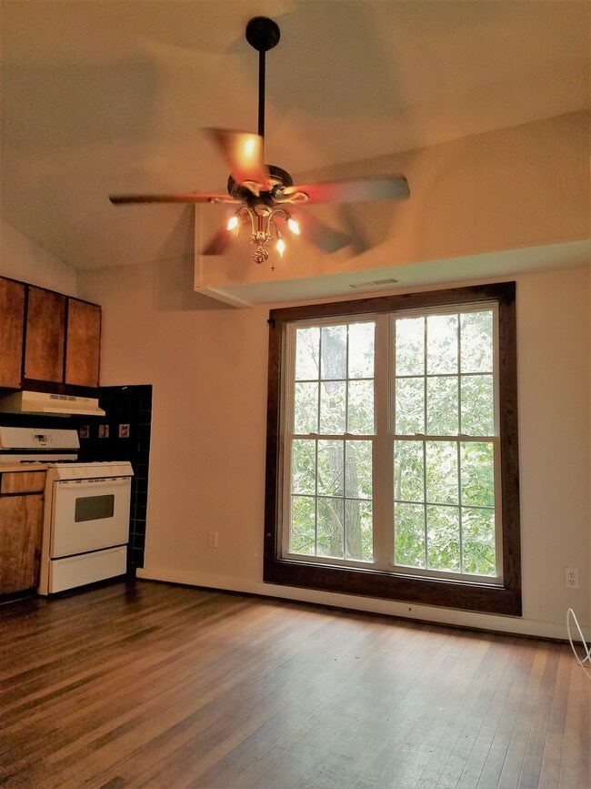Building Photo - 5216 Castlewood Road, Unit E