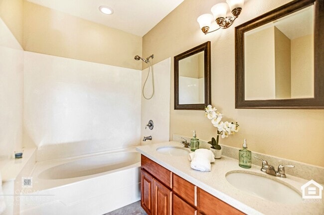 Building Photo - 3BR/2.5BA Townhome Close to the Sonoma Plaza!