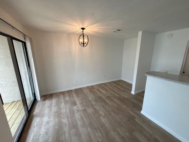 Building Photo - 2 Bedroom 2 1/2 bath in the Lakes Townhome...