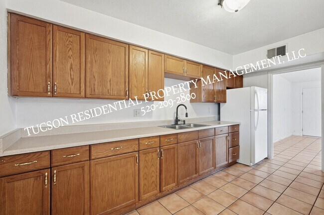 Building Photo - 2402 S Calle Yucatan