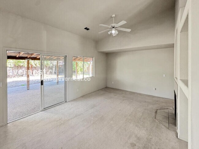 Building Photo - 4 Bed, 3 Bath Home with Garage / Pet-Friendly / Vouchers Accepted / Available Now!