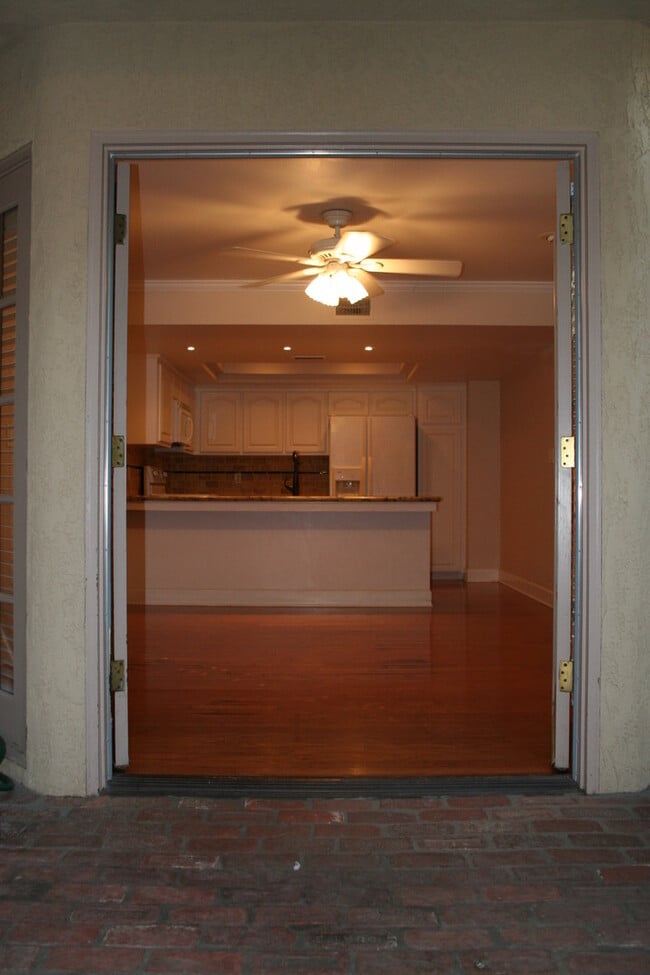 Building Photo - 5500 Lennox Ave