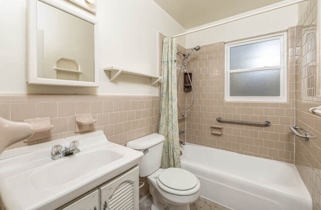 Building Photo - Cozy Brick Ranch in Norfolk