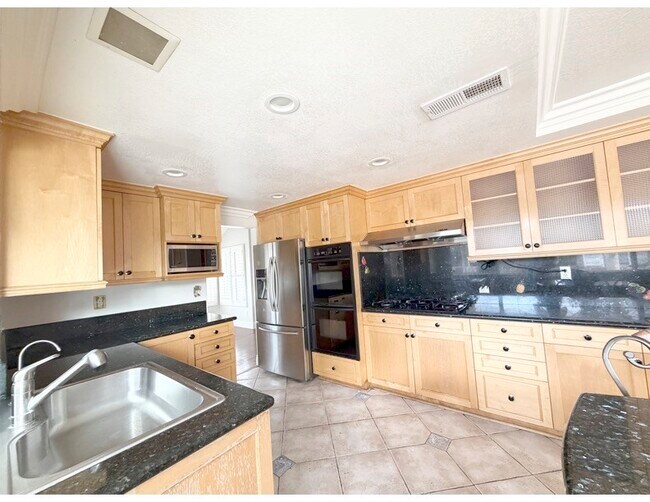 Building Photo - 19852 E Round Hill Ln