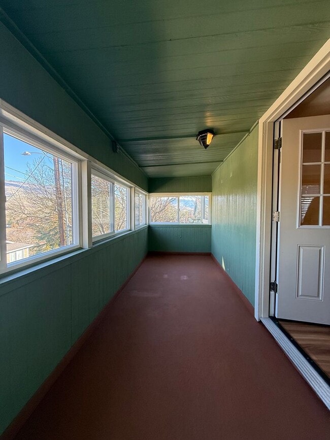 Building Photo - Cute Ashland Cottage | Two bedroom, two bath home | Available Now