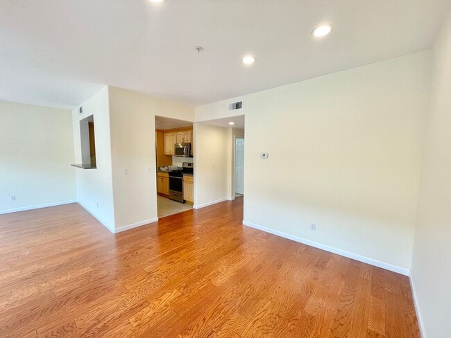 Building Photo - 2BD/2BA Spacious Crocker Amazon Condo, Gat...