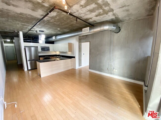 Building Photo - 645 W 9th St