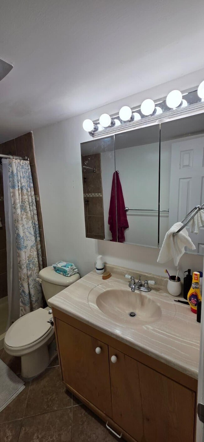 Building Photo - 725 Lori Dr