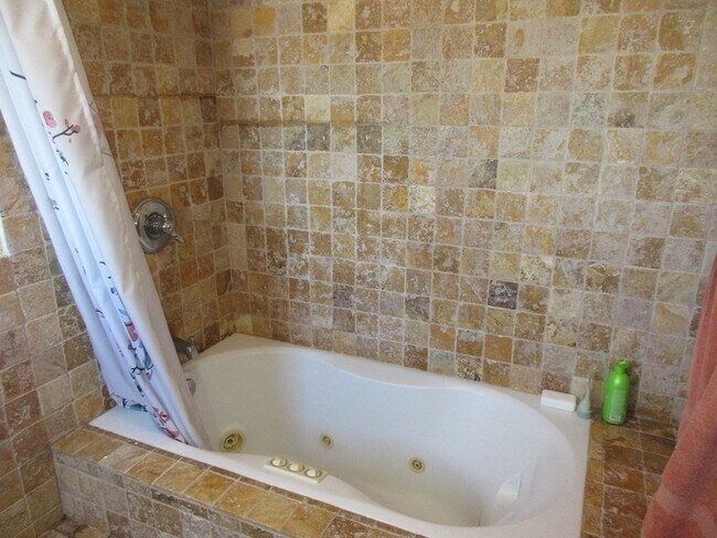 Building Photo - 479 Crafts St