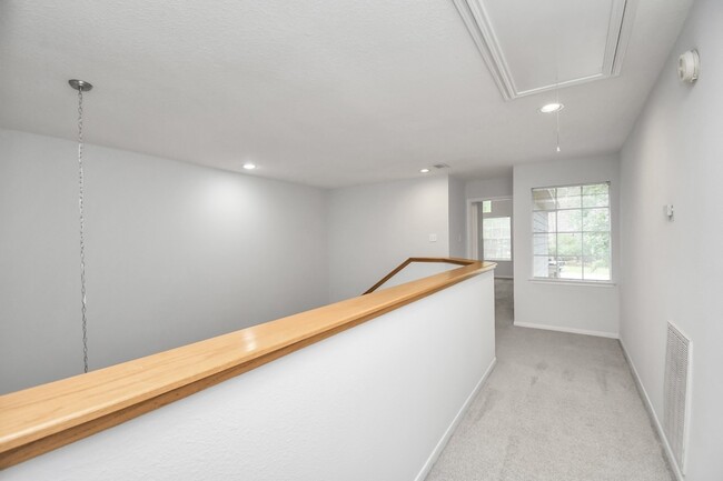 Building Photo - 60 Lakeridge Ct