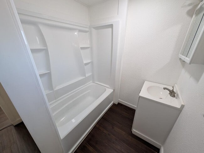 Building Photo - 1007 Douglas St