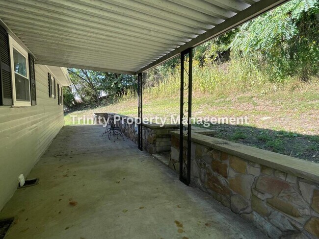 Building Photo - 305 Michael St