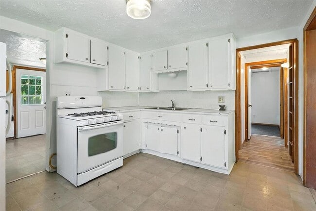 Building Photo - A must see 3 bedroom 2 bath in El Reno!