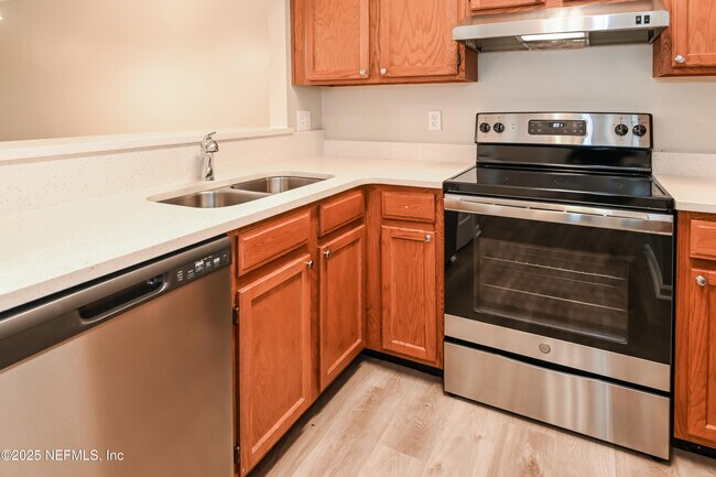 Building Photo - 12595 Ashmore Green Dr N