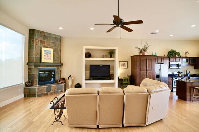 Building Photo - Mountain and City Views from this Furnishe...