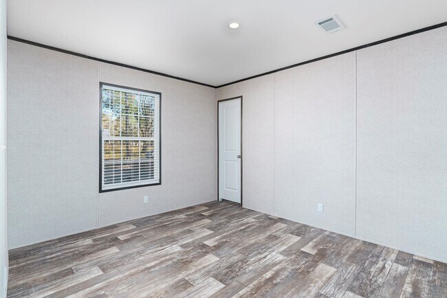 Building Photo - Huge 5 Bedroom 3 Bathroom Hastings Home Located w/ 1 Acre