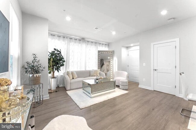 Primary Photo - 43785 Transit Sq