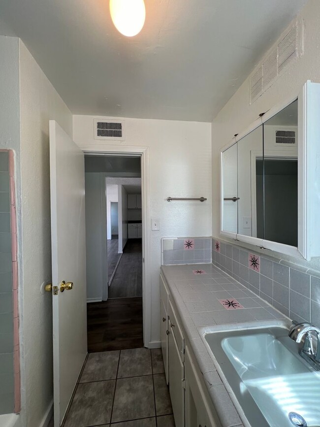 Building Photo - 3 Bedroom 1 bathroom House located near a ...