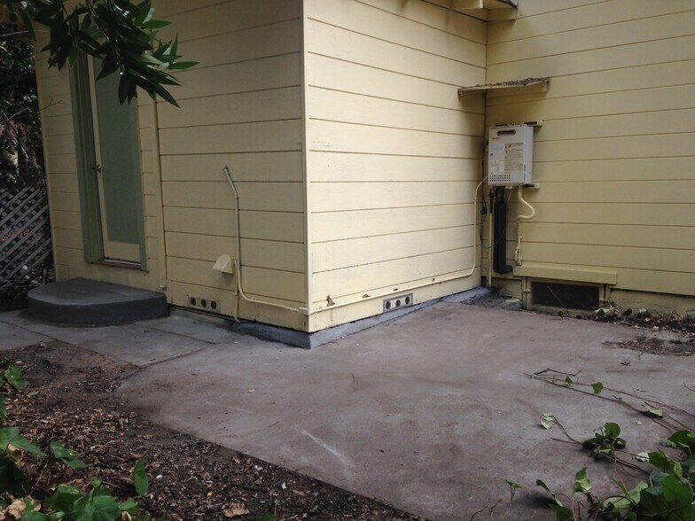 Building Photo - 541 Lily St