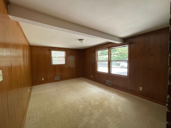 Building Photo - 3 Bed, 1.5 Bath Home